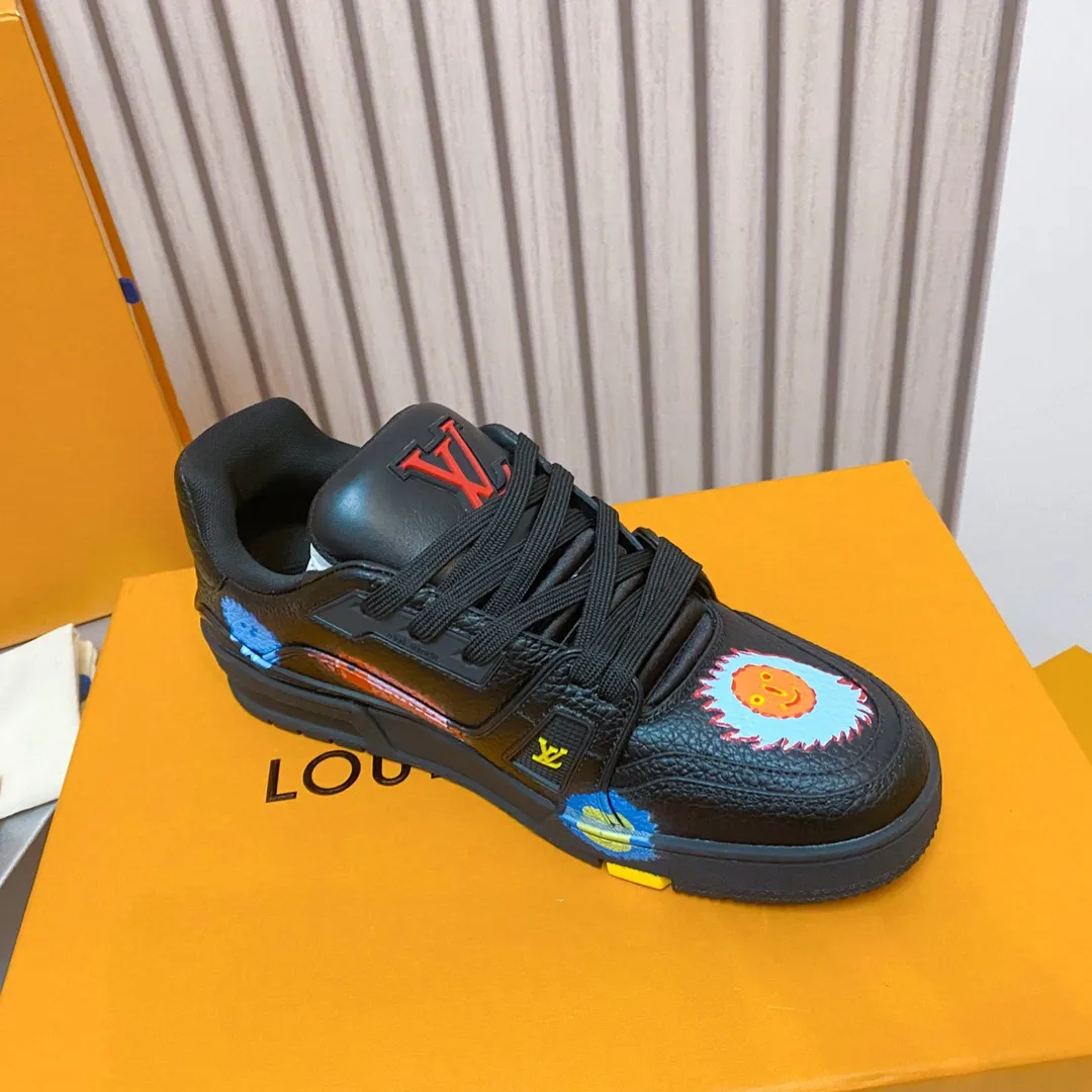 👟👟Ex-factory price 840👟👟 Lujia LV Trainer series Classic hot-selling sneakers are originally developed and heavily invested in quality building. The eye-catching innovation in the upgrading and re-engineering project. The upper is made of finely selected calf leather. Craftsmanship details: topstitching, handwritten notes. LV letters on the tongue and side. Handwritten Louis Vuitton logo on the side. Luggage tag on the side. LV on the back. U👟👟Ex-factory price cycling upcycled logo The outsole is decorated with Monogram flowers The outsole is all original T👟👟Ex-factory price U material, extremely high-grade and super wear-resistant Sixe: 35~46